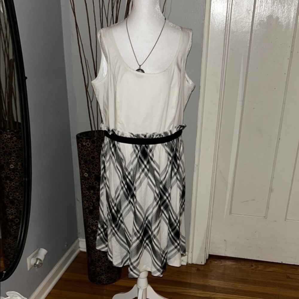 Kensie .Elegant Black and White Plaid Dress